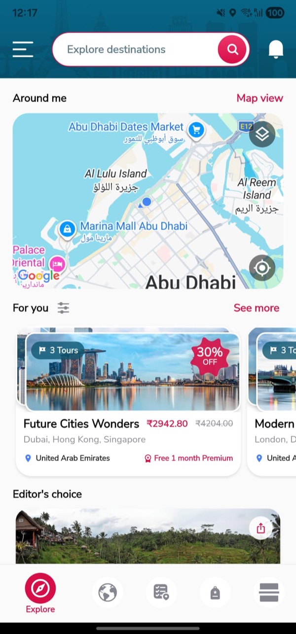 الشاشة الرئيسية لتطبيق izi.travel تعرض خريطة أبوظبي وتوصيات جولات شخصية وأسعار باقات مع خصومات وعرض بريميوم